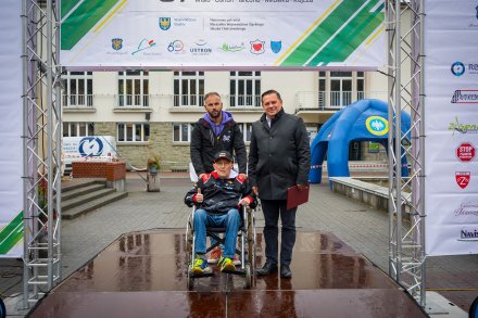 Zbyszek Cieślar wraz z burmistrzem Tomaszem Bujokiem